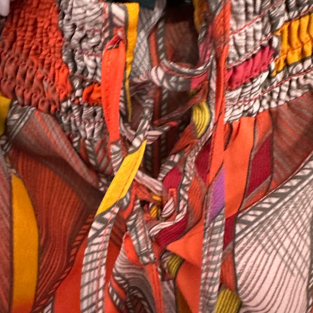 8/$20 beautiful Guess Red and Orange Geometric Blouse like new - Picture 4 of 7